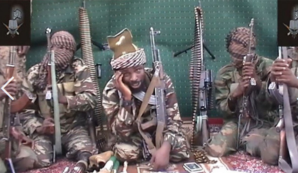 ▲ 나이지리아 무슬림 테러조직 '보코하람'의 두목 아부 바카르 셰카우의 모습(가운데). 이들도 테러조직 ISIS에 복종하겠다고 다시 한 번 공언했다. ⓒ보고하람 선전영상 캡쳐