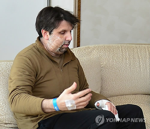 ▲ 마크 리퍼트 주한미국대사가 8일 서울 신촌 세브란스병원에서 제임스 윈펠드 미 합참차장을 만나 대화를 하고 있다. ⓒ연합뉴스 자료사진