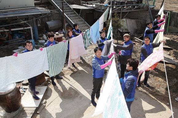 ▲ 지난 7일 삼성전자 임직원들과 가족들이 경기도 화성에 위치한 노인요양시설 소망의 집을 찾아 이불빨래를 하고 있다. ⓒ삼성사회봉사단