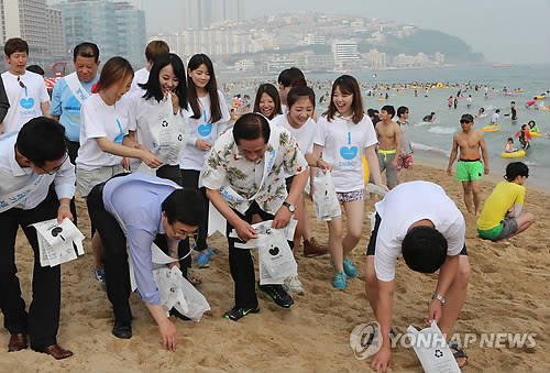 ▲ 해운대 청소.ⓒ연합뉴스