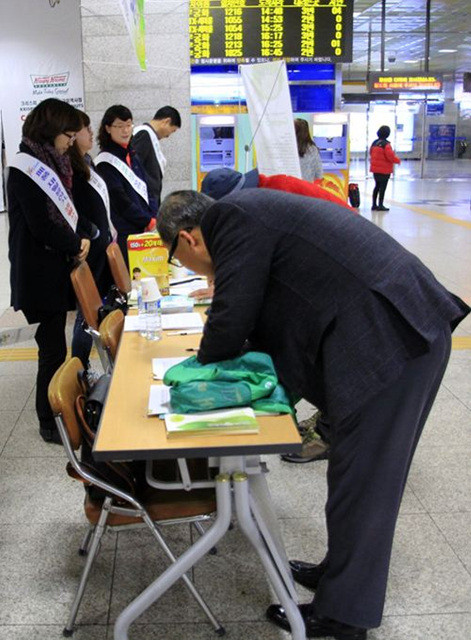 ▲ 구미시는 지구온난화의 주범인 CO2를 줄이기 위해 탄소포인트제에 가입해 인센티브도 받고 에너지 절약 등 녹색생활 실천 운동이 확산되기를 바란다며 탄소포인트제 홍보를 하고있다. ⓒ구미시 제공