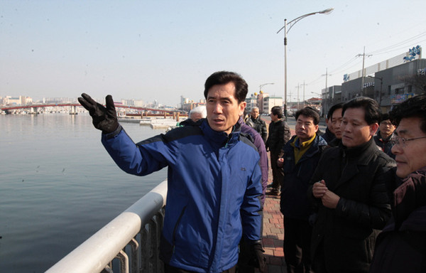 ▲ ‘길 위의 포럼’ 펼치고 있는 이강덕 시장과 공무원들 ⓒ포항시 제공