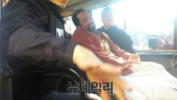 ▲ 지난 6일 피의자 김기종이 영장실질심사 출석을 위해 서울 종로서를 나와 호송차량에 탑승한 모습. ⓒ사진 뉴데일리 김정래 기자