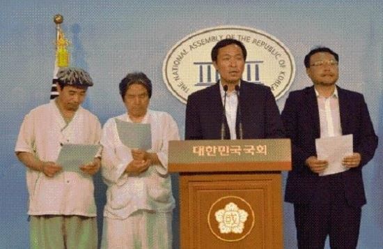 ▲ 지난 2012년 8월 우상호 새정치민주연합 의원이 국회 정론관에서 김종인과 이해학(72) 성남주민교회 원로목사, 강지원(51) 전 민주당 부대변인 등과 함께 일본 방위백서 발표에 대한 규탄 기자회견을 열고 있다. 왼쪽부터 김기종씨, 이해학 목사, 우상호 의원, 강지원 전 부대변인.ⓒ우리마당 블로그