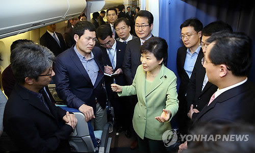 ▲ 박근혜 대통령이 8일 오후(현지시각) 중동 4개국 순방을 마치고 오른 전용기 내에서 기자들과 간담회를 가지고 있다. ⓒ연합뉴스 자료사진