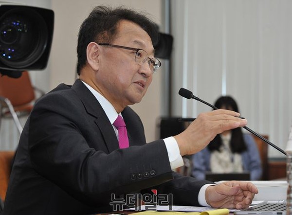 ▲ 유일호 국토교통부 장관 후보자가 9일 국회 국토위에서 열린 인사청문회에서 질의에 답하고 있다. ⓒ뉴데일리 이종현 기자