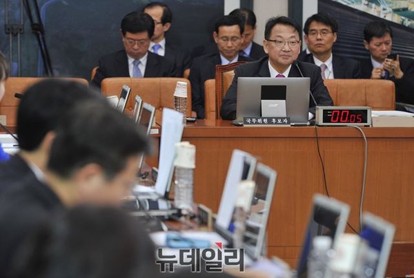 ▲ 유일호 국토교통부 장관 후보자가 9일 국회 국토위에서 열린 인사청문회에서 질의에 답하고 있다. ⓒ뉴데일리 이종현 기자