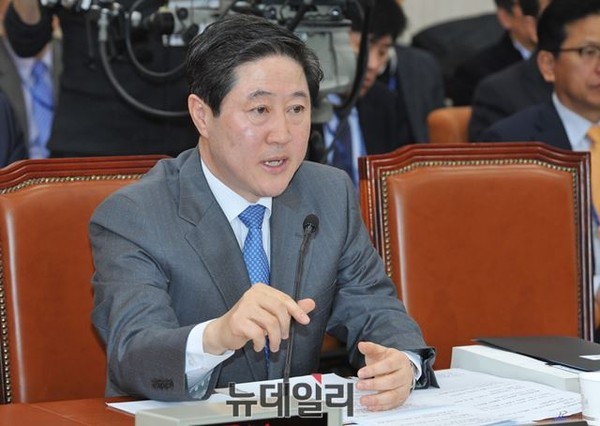 ▲ 유기준 해양수산부 장관 후보자가 9일 오전 국회 농림축산식품해양수산위원회에서 열린 인사청문회에서 의원들의 질의에 답변하고 있다.ⓒ뉴데일리 이종현 기자