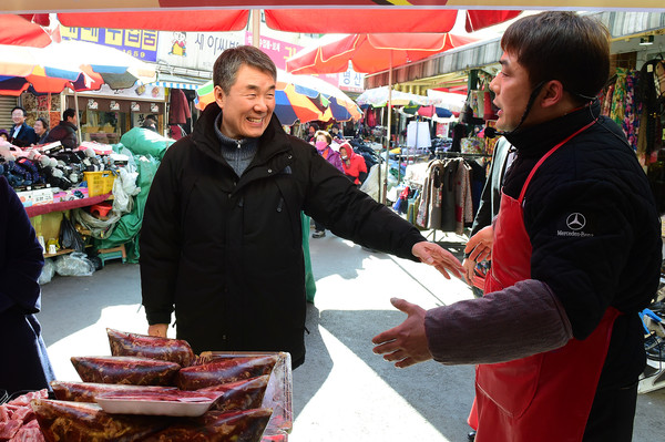 ▲ 이창희 시장이 전통시장을 찾고 상인들과 현장소통을 하고 있다
