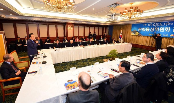 ▲ 김관용 경북도지사가 문화융성위원들의 경주방문을 환영하며  ‘2015 경주실크로드 대축전’의 성공개최에 최선을 다하겠다는 인사말을 하고 있다.ⓒ경주엑스포 제공