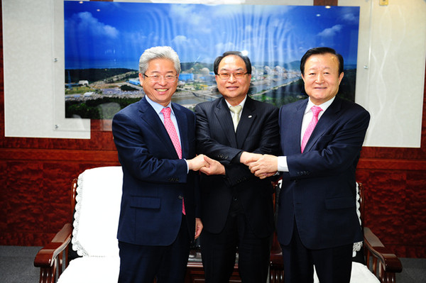 ▲ 김천혁신도시 이전기관 방문한 박보생 시장(사진 오른쪽)과 이철우 국회의원(사진 왼쪽)ⓒ김천시 제공