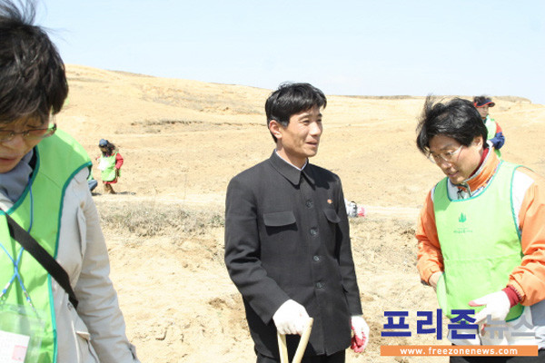 ▲ 北노동당 관계자와 이야기를 나누는 행사 참가자. ⓒ당시 프리존뉴스 전경웅 촬영