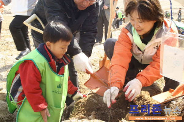 2007년 4월 초 개성 나무심기 행사에 참가한 심상정 당시 민노당 의원이 어린이의 나무심기를 도와주고 있다. ⓒ당시 프리존뉴스 전경웅 촬영