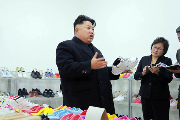 ▲ 신발공장을 찾아 잘난 척 해대는 김정은. '짝퉁'을 좋아하는 것으로 보인다. ⓒ北선전매체 보도화면 캡쳐