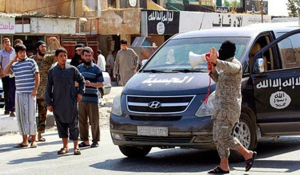 ▲ 점령지에서 주민들을 통제하는 테러조직 ISIS 조직원. ⓒ사우디 알 아라비야 보도화면 캡쳐