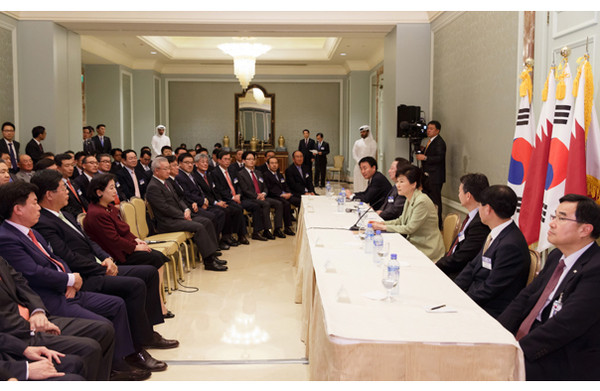▲ 박근혜 대통령과 새누리당 박창식 의원 등 외교사절단이 카타르에서 경제인들과 간담회를 갖고 있는 모습. ⓒ뉴데일리