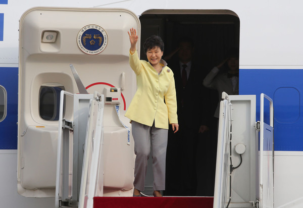 ▲ 박근혜 대통령이 1일 서울공항에서 중동 4개국 순방을 나가기에 앞서 환하게 웃으며 손을 흔들고 있다. ⓒ조선일보 DB