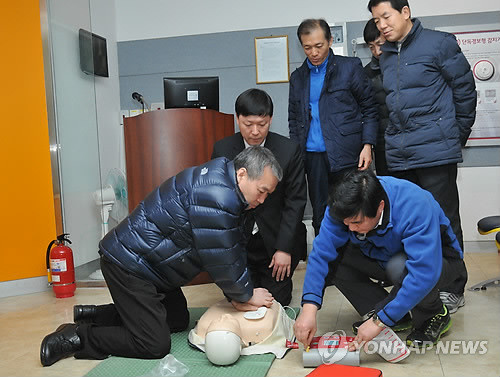 ▲ ▲ 서울 관악소방서 소방안전체험실에서 실시된 심폐소생술 교육 장면. ⓒ 연합뉴스