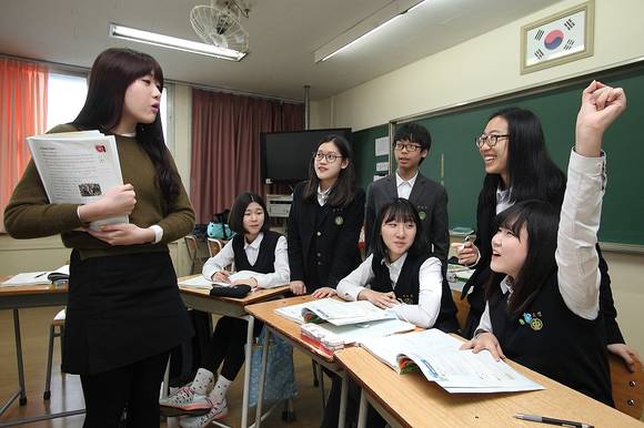 ▲ 지난 9일 경기도 안산시 본오중학교에서 '2015 드림클래스 주중교실'을 개강하고 대학생 강사의 지도하에 중학생들이 영어 공부를 하고 있다. ⓒ삼성그룹