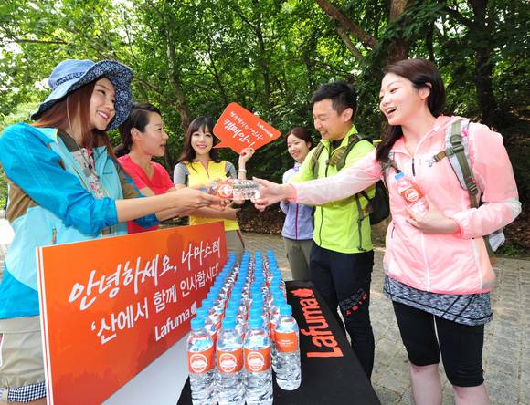 ▲ LF는 프랑스 아웃도어브랜드 라푸마를 통해 지난해부터 한국산악회와 공동으로 대한민국의 좋은 산행 문화 정착을 위한 '나마스테! 산에서 인사합시다'라는 장기 프로젝트를 진행하고 있다. ⓒLF