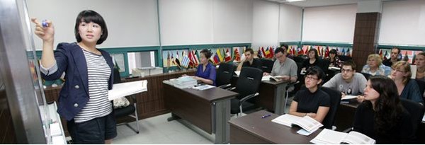 ▲ 열심히 한국어 교육중인 외국인의 진지한 수업 모습=홈페이지ⓒ뉴데일리