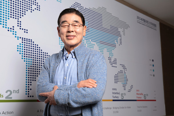 ▲ 이정무 위원장이 서초구에 마련된 물포럼 조직위 사무실 앞에서 활짝 웃으며 포즈를 취하고 있다. 제7차 세계물포럼이 꼭 한달 앞으로 다가왔다.ⓒ물포럼 조직위 제공