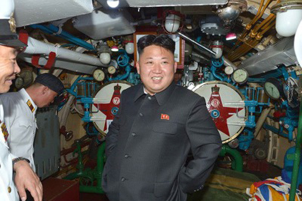 ▲ 구둣솔 머리를 한 김정은. 김정은은 김일성 흉내를 내려 노력하는 것으로 유명하다. ⓒ北선전매체 보도화면 캡쳐