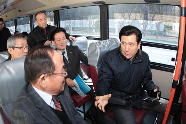 ▲ 이강덕 시장은 210번 좌석버스를 타고 양학동에서 달전오거리, KTX 포항역까지 둘러보며 교통상황을 확인하고 관광객들이 불편함이 없도록 해 줄 것을 주문했다.ⓒ포항시 제공