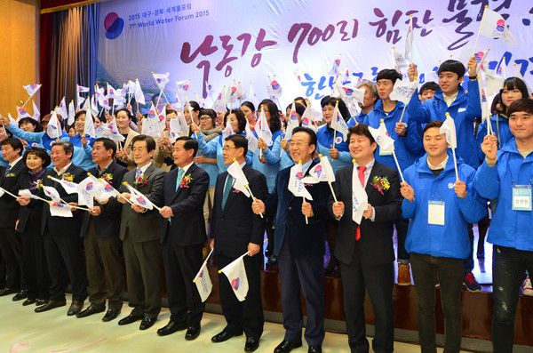 ▲ 세계물포럼 성공개최를 위한 자원봉사자 발대식에서 김관용 도지사와 권영진 대구시장, 자원봉사자들이 행사성공을 위한 다짐을 하는 행사를  갖고 있다.ⓒ경북도 제공