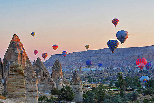 ▲ 히에라폴리스-파묵칼레 열기구 여행 선전화면. 파묵칼레 지역은 뛰어난 자연환경을 하늘에서 감상하는 열기구 관광상품이 유명하다. ⓒ해외 파묵칼레 전문여행사 '트래블패키지스터키닷컴' 홈페이지 캡쳐