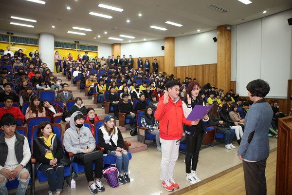 ▲ 대경대가 통큰 장학금 프로그램을 운영한다. 사진은 11일 장학생으로써 학교생활을 성실히 이행하겠다는 통큰 장학금 선서식 모습.ⓒ대경대 제공