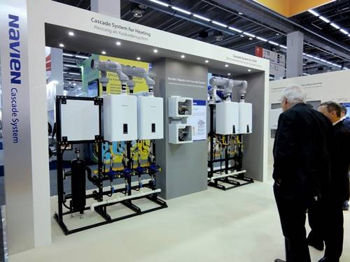 ▲ 'ISH 2015' 경동나비엔 전시부스에서 관람객들이 캐스케이드 시스템을 살펴보고 있다. ⓒ경동나비엔