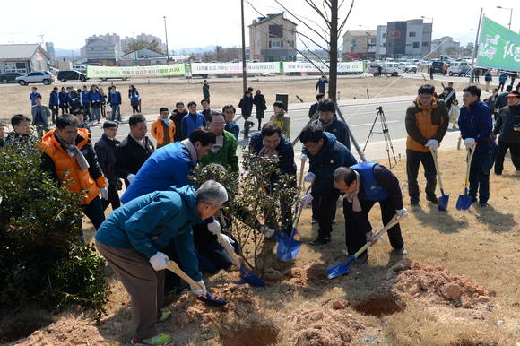 ▲ '2015 그린 aT 나무심기' 행사ⓒaT