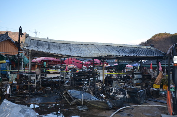 ▲ 2차 화재가난 하동군 화개장터 1개점포 4개난전이 불에 탔다