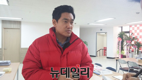 ▲ 4·29 서울 관악을 보궐선거에서 새누리당 예비후보로 등록한 오신환 후보가 12일 자신의 선거사무소에서 취재진의 질문에 답하고 있다. ⓒ뉴데일리 이길호 기자