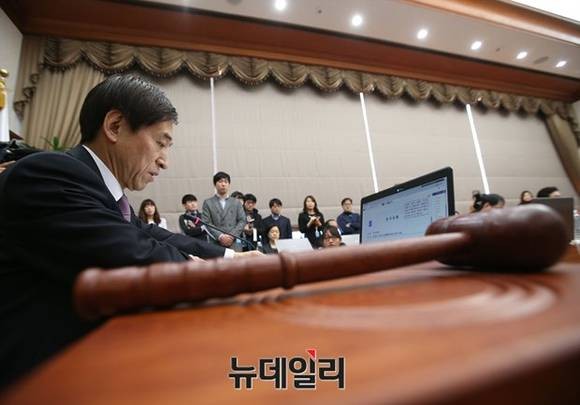 ▲ 한국은행이 금융통화위원회 본회의를 열어 기준금리를 종전 연 2.00%에서 1.75%로 내린 12일 오전 서울 중구 남대문로 한국은행에서 이주열 한국은행 총재가 금리인하 배경 등에 대해 설명하고 있다.ⓒ뉴데일리 정재훈 기자