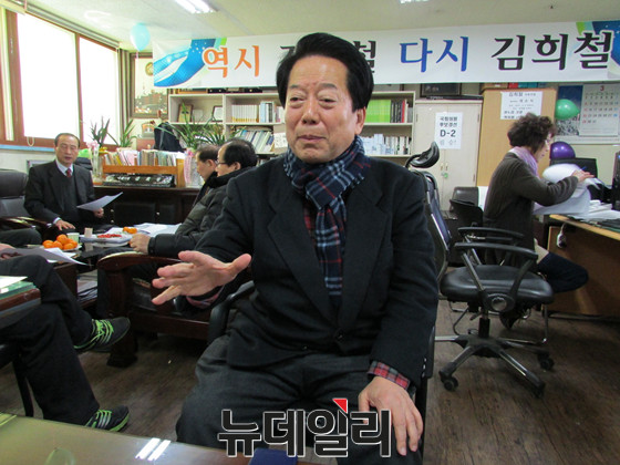 ▲ 4·29 서울 관악을 보궐선거에 새정치민주연합 예비후보로 등록한 김희철 전 의원이 12일 자신의 선거사무소에서 취재진의 질문에 답하고 있다. ⓒ뉴데일리 이길호 기자