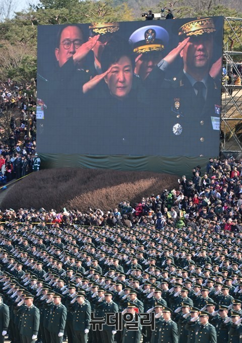 ▲ 12일 충남 계룡대에서 열린 2015년 장교 합동임관식에 참석한 박근혜 대통령. ⓒ뉴데일리 정상윤 기자