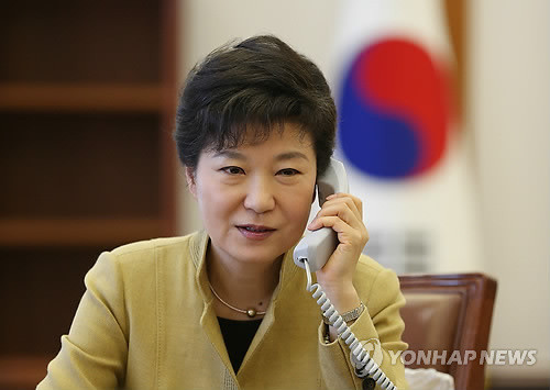 ▲ 박근혜 대통령이 전화통화를 하고 있는 모습. ⓒ연합뉴스 DB