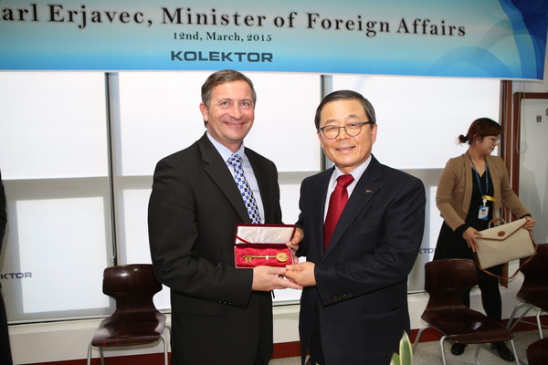 ▲ 남유진 구미시장(오른쪽)은 구미를 방문한 슬로베니아 외무장관(왼쪽)에게 기념품을 전달하고 있다.ⓒ구미시 제공