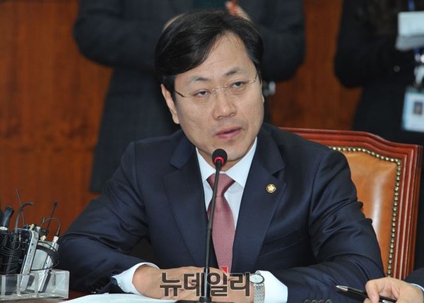 ▲ 새정치민주연합 오영식 최고위원은 13일 열린 확대간부회의에서 홍준표 경남도지사의 무상급식 예산 지원 중단을 강력히 비난했다. ⓒ뉴데일리 이종현 기자