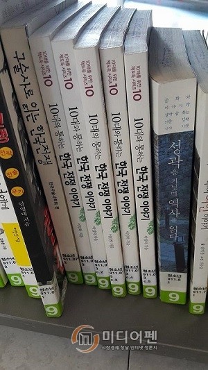 ▲ 현재 학교 도서관이 가장 많이 보유한 현대사 관련 인물은 김구이고,  그 다음으로 전태일, 김대중, 박정희, 정주영, 노무현, 이병철 순인 것으로 나타났다.  반면 건국 대통령 이승만을 주제로 한 책은 북한 김일성 책보다도 적다.  놀라운 사실이 아닐 수 없다.