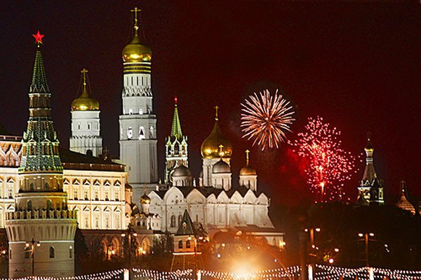 ▲ 2005년 5월 러시아 모스크바 붉은광장에서 2차 세계대전 승전기념식 축하 불꽃놀이를 하는 모습. ⓒ위키피디아 공개사진