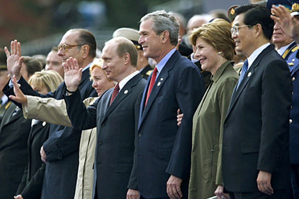 ▲ 2005년 5월 2차 세계대전 승전 60주년 기념식 당시 푸틴 대통령 부부와 부시 대통령 부부, 후진타오 中공산당 총서기의 모습. ⓒ연합뉴스. 무단전재 및 재배포 금지.