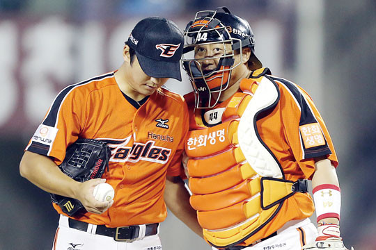 ▲ 오른쪽 포수 장비를 착용한 선수가 조인성이다.ⓒ한화 이글스