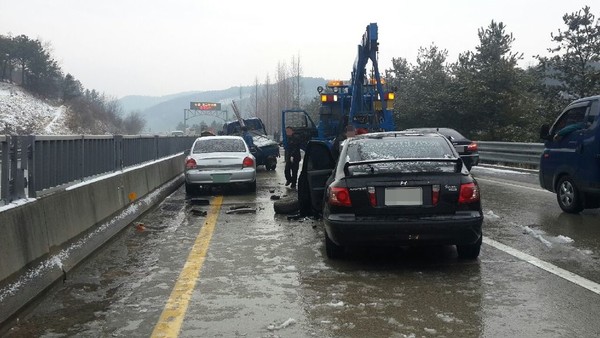 ▲ 중앙고속도로에서 3월에 갑작스럽게 내린 눈으로 4중 추돌 사고가 발생했다. ⓒ경북지방경찰청 제공