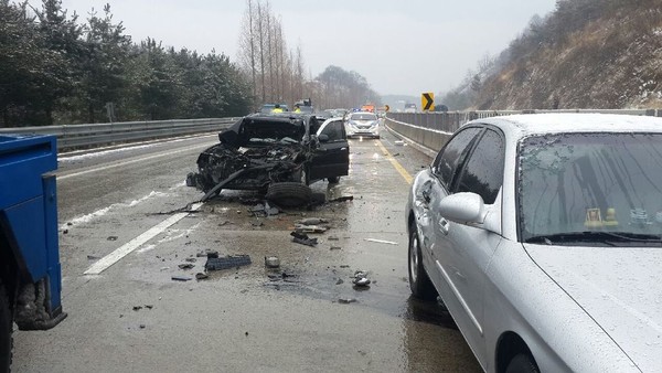 ▲ 경북 안동의 중앙고속도로 상행선 176km 부근에서(춘천방향) 눈길에 차량이 미끄러지면서 추돌 사고가 발생했다.ⓒ경북지방경찰청 제공