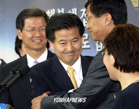 ▲ 한때 [천신정]으로 불렸던 정동영·천정배 전 의원과 신기남 의원의 발길이 엇갈리고 있다. 사진은 지난 2004년 정동영 당시 열린우리당 의장이 물러날 때의 [천신정]의 모습. ⓒ연합뉴스 사진DB