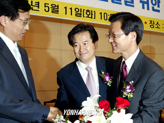 ▲ 한때 [천신정]으로 불렸던 정동영·천정배 전 의원과 신기남 의원의 발길이 엇갈리고 있다. 사진은 지난 2004년 천정배 전 의원이 당시 열린우리당 원내대표로 당선되자 이를 축하하고 있는 정동영 전 의원과 신기남 의원의 [좋았던 한때]. ⓒ연합뉴스 사진DB