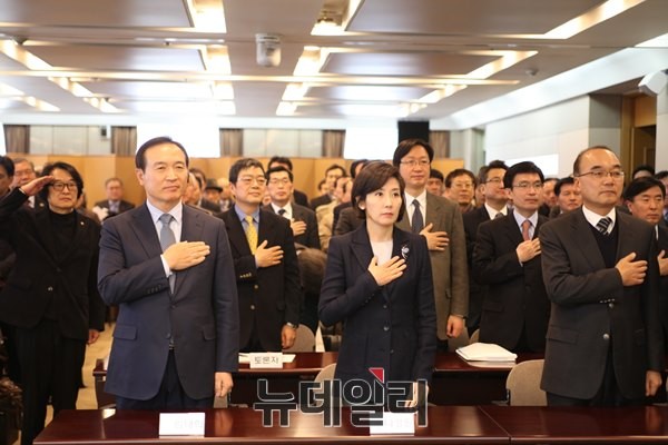 ▲ ▲임태희 한국정책재단 이사장(왼쪽)과 나경원 새누리당 의원(가운데), 박재완 전 기획재정부 장관(오른쪽)이 행사에 앞서 국민의례를 하고 있다. ⓒ 한국정책재단